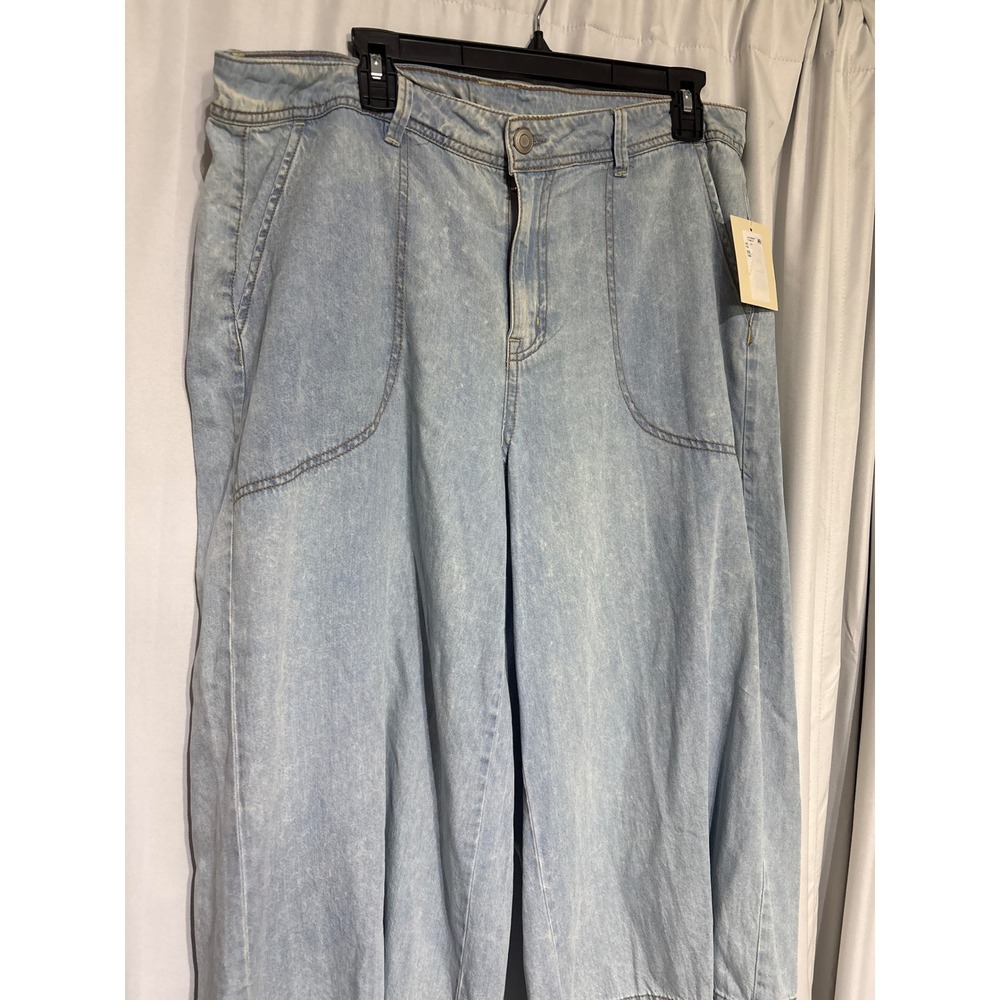Nurture by Westbound Women 14W Light Wash Denim Wide Leg Culotte Crop Pants NEW - Picture 2 of 6